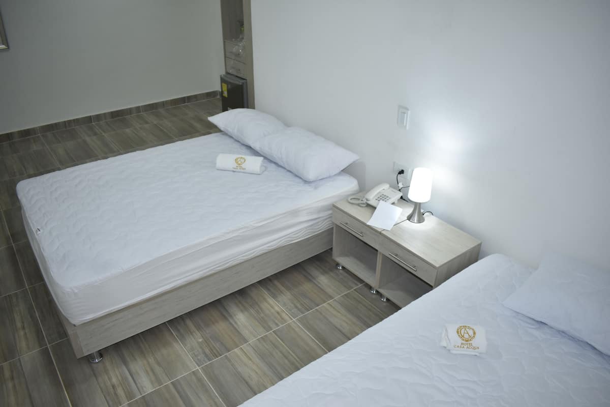 Ropa de cama de alta calidad y caja de seguridad en la habitación