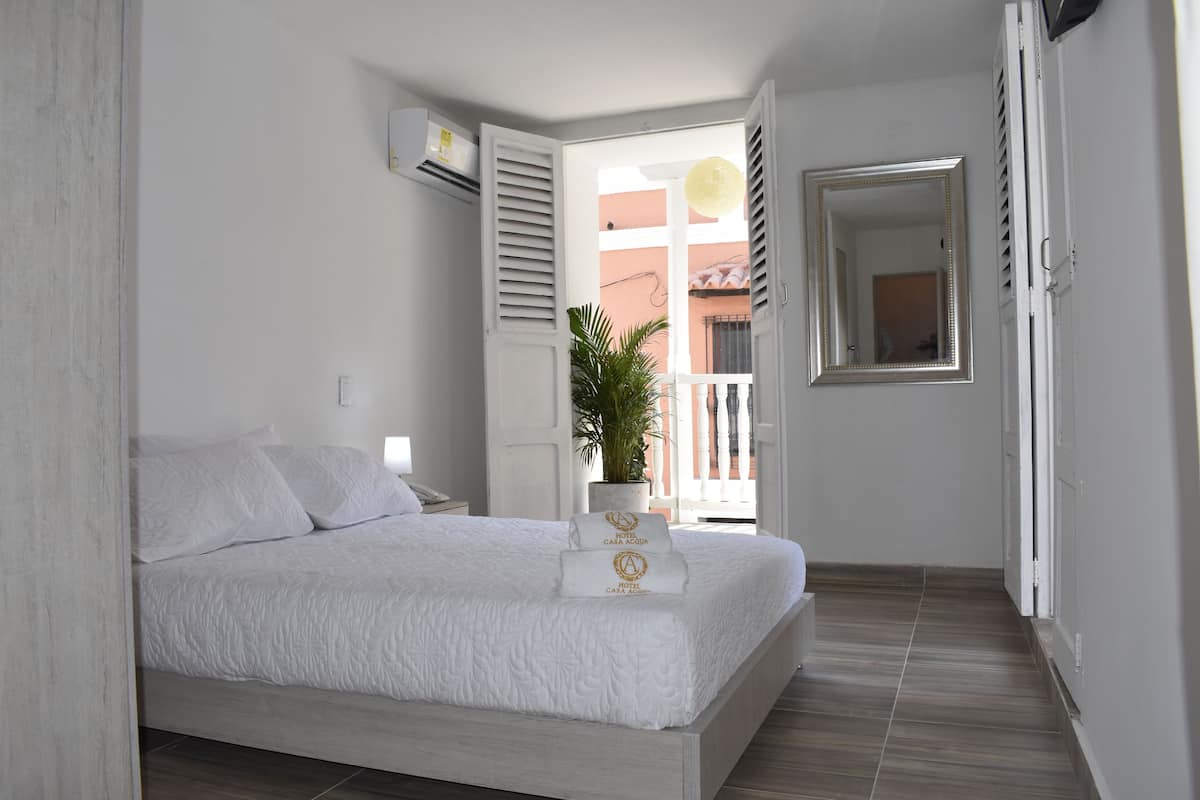 Habitación superior, 1 cama matrimonial | Ropa de cama de alta calidad y caja de seguridad en la habitación