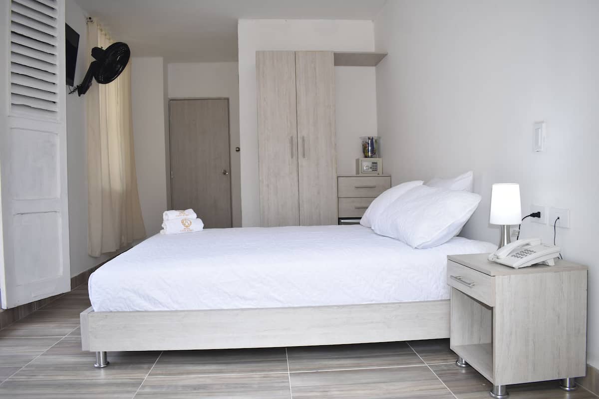 Ropa de cama de alta calidad y caja de seguridad en la habitación