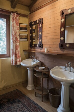 Ensemble baignoire-douche, serviettes fournies, papier de toilette