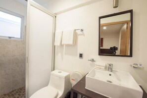 Regadera, amenidades de baño gratuitas, toallas, jabón