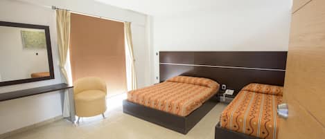 Habitación doble estándar, 2 camas Queen size | Tabla de planchar con plancha, wifi gratis y ropa de cama