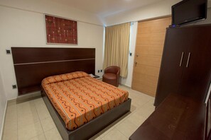 1 habitación, tabla de planchar con plancha, wifi gratis y ropa de cama