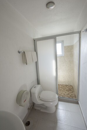 Shower, free toiletries, towels, soap - Hotel Oaxaca Inn Express (Oaxaca)