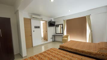 Habitación doble estándar, 2 camas Queen size | Tabla de planchar con plancha, wifi gratis y ropa de cama