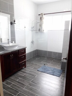 Deluxe-villa - 3 soveværelser | Badeværelse | Bruser