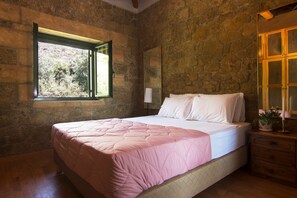 2 chambres, coffres-forts dans les chambres, fer et planche à repasser