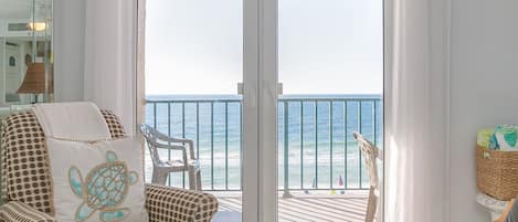 Smart TV, fireplace, DVD player, books