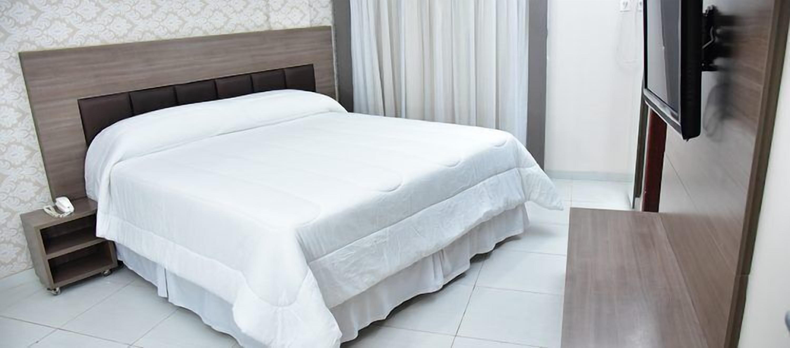 standard double room | minibar, desk, laptop workspace, blackout curtains