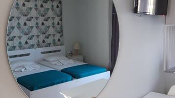 Basic-Doppel- oder -Zweibettzimmer, Meerblick | Zimmersafe, Schreibtisch, Verdunkelungsvorhänge, Zustellbetten