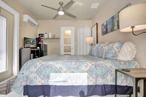 1 bedroom, desk, iron/ironing board, free WiFi - Private studio, 5 min. walk to Wilton Drive (Wilton Manors)