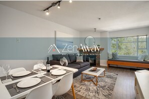 Dining - ❄︎Alpine Suite❄︎ | 2 BR with Hot Tub, Free Parking & Perfect Location | Marketplace Lodge (Whistler)