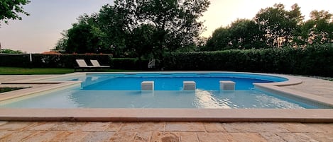 Utomhuspool och uppvärmd pool