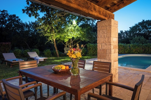 Villa Parun With heated pool, EV friendly -Your private Shelter From City Crowds