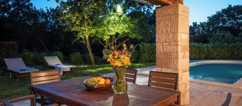 Villa Parun With heated pool, EV friendly -Your private Shelter From City Crowds