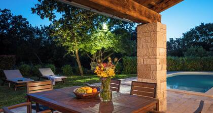 Villa Parun With heated pool, EV friendly -Your private Shelter From City Crowds