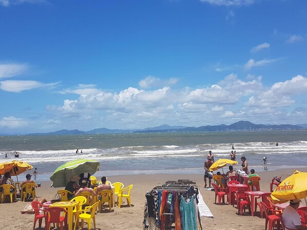 Una spiaggia nelle vicinanze