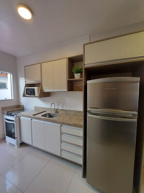 Frigorifero, microonde, forno, piano cottura