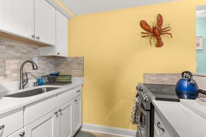 Een koelkast, een microgolfoven, een oven, een kookplaat