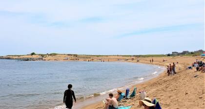 10 Mins From Downtown | Walk to Beach & Lighthouse