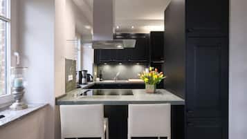 JÀÀkaappi, mikroaaltouuni, uuni, liesi