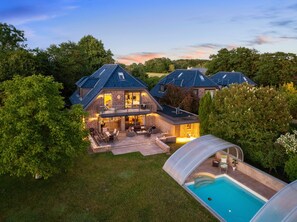 Il s’agit d’une propriété résidentielle dotée d’une piscine, d’un espace extérieur aménagé pour se détendre et d’un patio couvert.