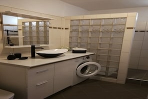 Een douche, een haardroger, handdoeken, toiletpapier