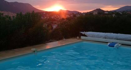 Rez de villa-maison, appartement T3 Ă 10 min d'Ajaccio avec Piscine.