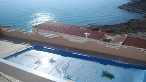 A rooftop pool with a clear view of the sea and a hilly landscape in the background. - panoramic terrace air-conditioned apartment 2 bedrooms 4 pers (Peñíscola)