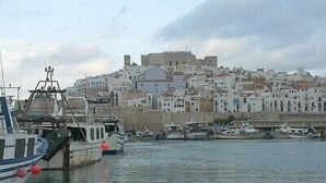 A harbor with boats docked and a historic cityscape in the background. - panoramic terrace air-conditioned apartment 2 bedrooms 4 pers (Peñíscola)