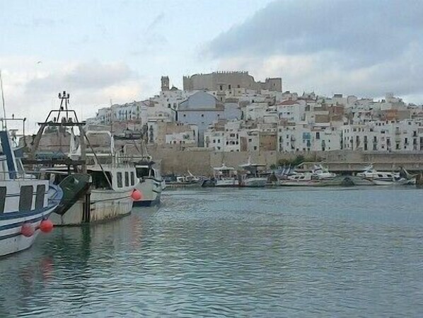 A harbor with boats docked and a historic cityscape in the background. - panoramic terrace air-conditioned apartment 2 bedrooms 4 pers (Peñíscola)