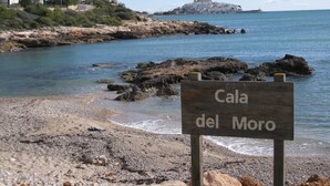 A beach with a sign reading "Cala del Moro". - panoramic terrace air-conditioned apartment 2 bedrooms 4 pers (Peñíscola)