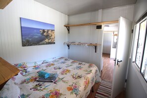 2 bedrooms, travel cot, free WiFi, bed sheets