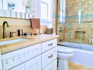 Baignoire, sèche-cheveux, serviettes fournies, savon