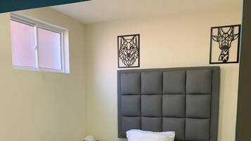 15 chambres, coffres-forts dans les chambres, fer et planche à repasser