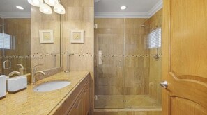 Whirlpool, Haartrockner, Bidet, Handtücher