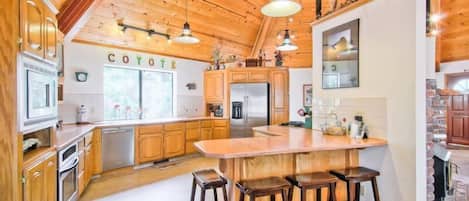 Een koelkast, een magnetron, een oven, een kookplaat