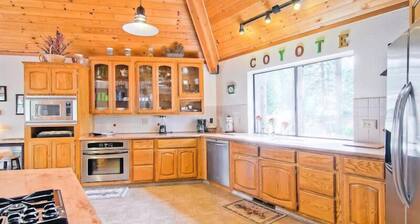 Coyote Creek on erityinen mökki, joka tarjoaa sinulle ylellisyyttä ja mukavuutta Yosemiten loistossa