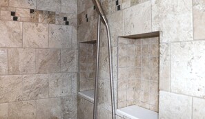 Douche, séchoir à cheveux, serviettes fournies, savon