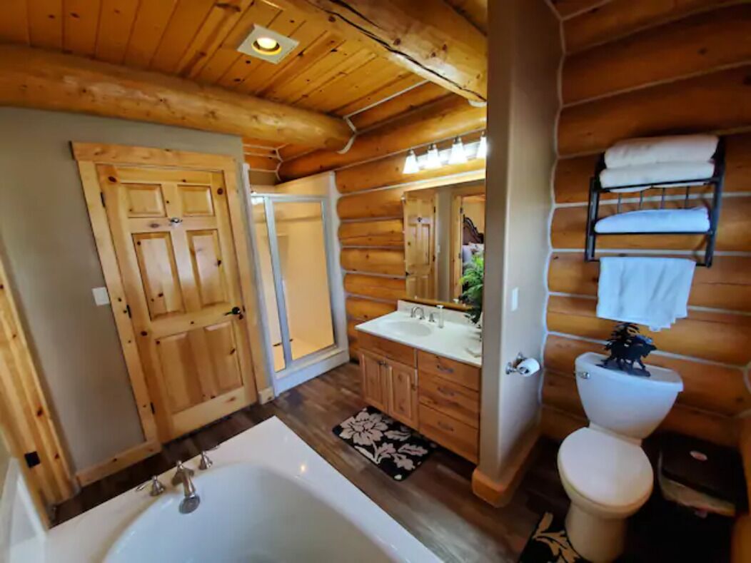 Combined shower/tub, hair dryer, towels, shampoo