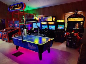 Ein Raum mit Billardtisch, Spielautomaten und einer im Stil von 'Terminator' gestalteten Maschine.