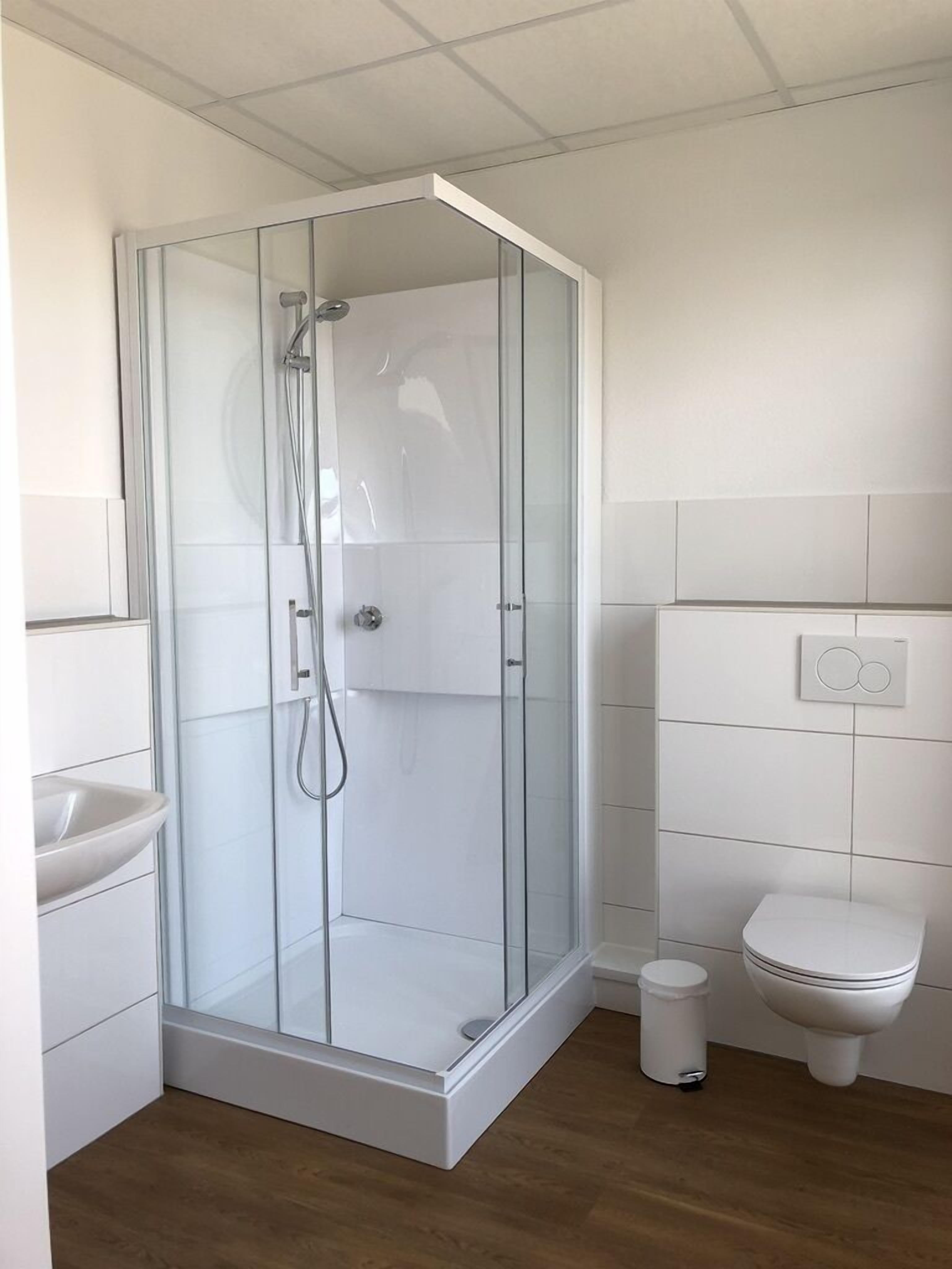 Superior Apartment (Seerose) | Bathroom | Shower, hair dryer, towels, toilet paper