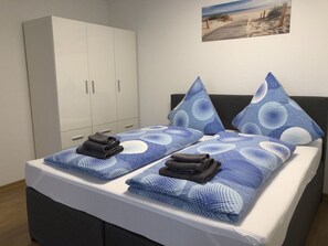 Superior Apartment (Seerose) | Individually decorated, travel crib, free WiFi, bed sheets - Fewo und Meer Whv (Wilhelmshaven)