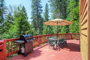 Outdoor dining - Red Fox Retreat (Yosemite)