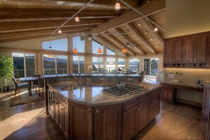 独立别墅, 多张床, 壁炉, 山景 | 私人厨房 | 微波炉、炉灶、洗碗机、茶具/咖啡用具