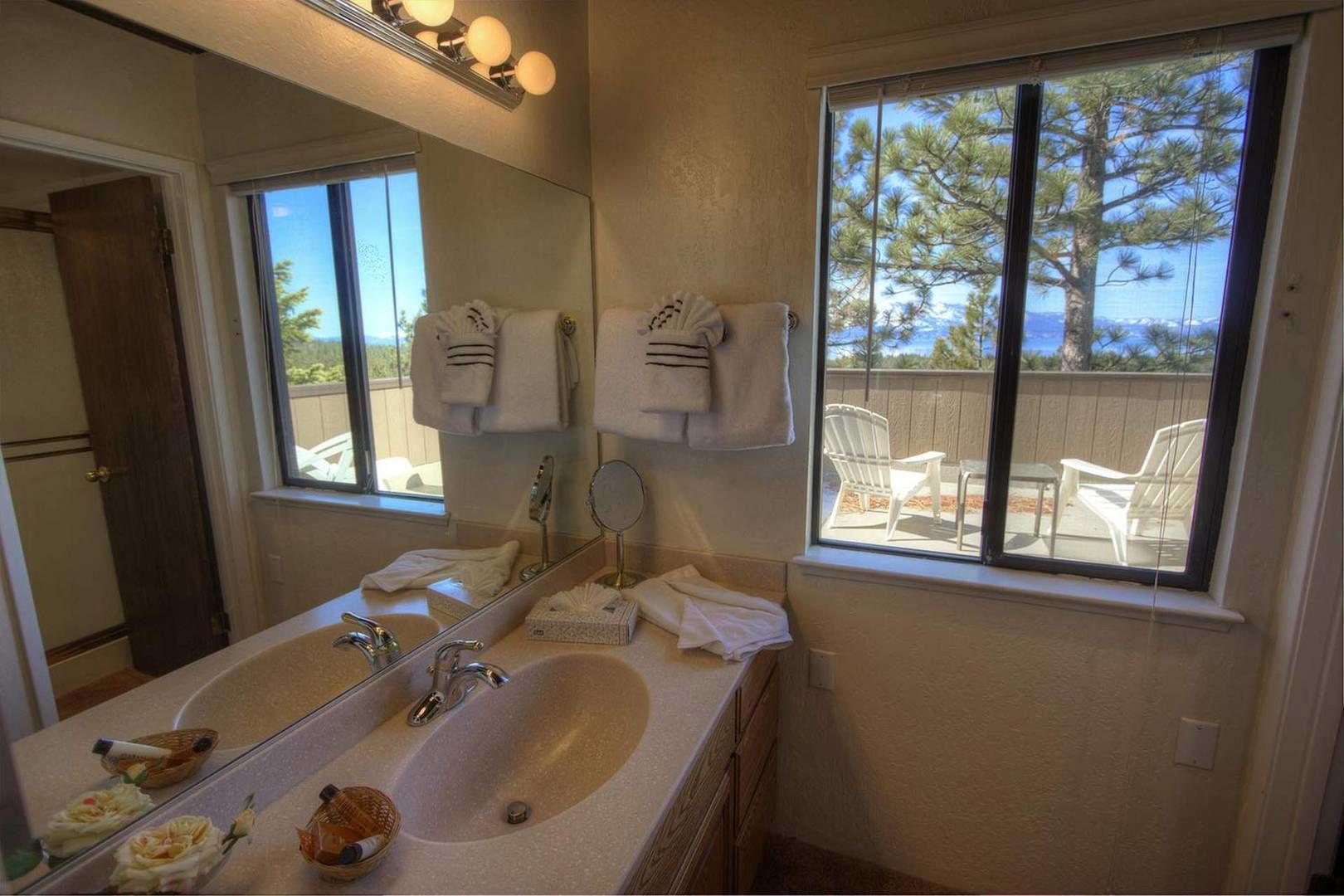 Chậu rửa trong phòng tắm