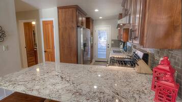 Rumah, Beberapa Tempat Tidur, perapian | Dapur pribadi | Lemari es, microwave, kompor, dan mesin pencuci piring