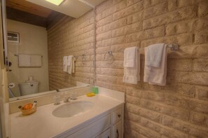 House, Multiple Beds, Private Pool, Mountain View | Bathroom