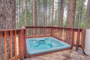 Outdoor spa tub - River Rock Retreat (South Lake Tahoe)