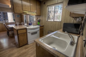 Cabane, plusieurs lits, cheminée | Cuisine privée | Réfrigérateur, micro-ondes, plaque de cuisson, lave-vaisselle